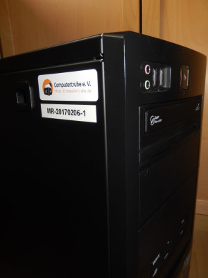 Computertruhe-Sticker und Seriennummer auf dem Gehäuseseitenteil eines Desktop-PCs.